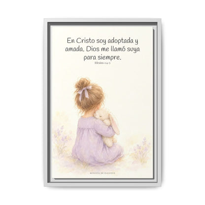 Soy hija amada de Dios en Cristo — Lienzo Cristiano Enmarcado | Efesios 1:4-5 — 12×18 pulgadas, marco blanco, vista frontal