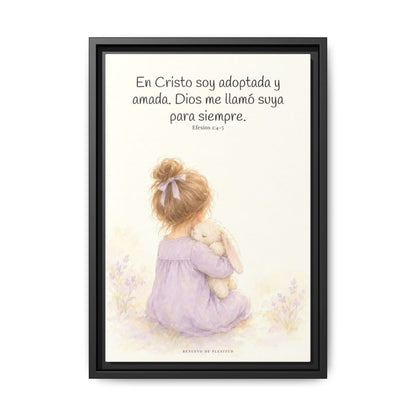 Soy hija amada de Dios en Cristo — Lienzo Cristiano Enmarcado | Efesios 1:4-5 — 12×18 pulgadas, marco negro, vista frontal