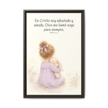 Soy hija amada de Dios en Cristo — Lienzo Cristiano Enmarcado | Efesios 1:4-5 — 16×24 pulgadas, marco espresso, vista frontal