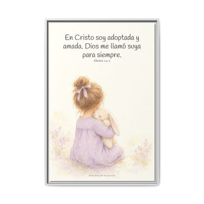Soy hija amada de Dios en Cristo — Lienzo Cristiano Enmarcado | Efesios 1:4-5 — 24×36 pulgadas, marco blanco, vista frontal