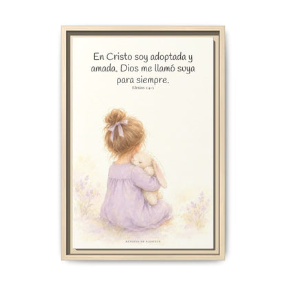 Soy hija amada de Dios en Cristo — Lienzo Cristiano Enmarcado | Efesios 1:4-5 — 12×18 pulgadas, marco natural, vista frontal