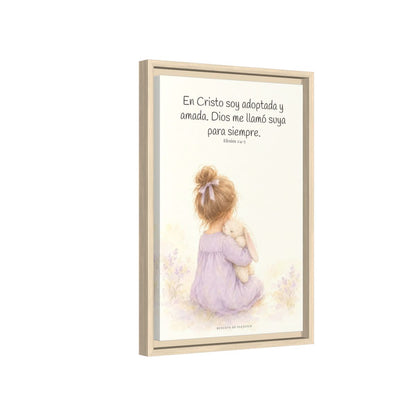 Soy hija amada de Dios en Cristo — Lienzo Cristiano Enmarcado | Efesios 1:4-5 — 12×18 pulgadas, marco natural, vista lateral del marco flotante