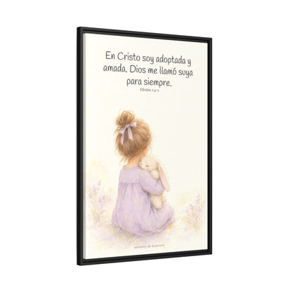 Soy hija amada de Dios en Cristo — Lienzo Cristiano Enmarcado | Efesios 1:4-5 — 24×36 pulgadas, marco negro, vista lateral del marco flotante