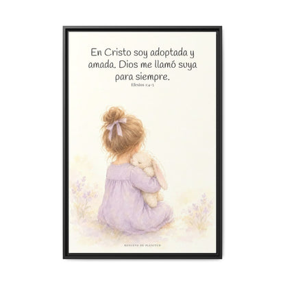 Soy hija amada de Dios en Cristo — Lienzo Cristiano Enmarcado | Efesios 1:4-5 — 24×36 pulgadas, marco negro, vista frontal