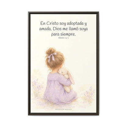Soy hija amada de Dios en Cristo — Lienzo Cristiano Enmarcado | Efesios 1:4-5 — 24×36 pulgadas, marco espresso, vista frontal