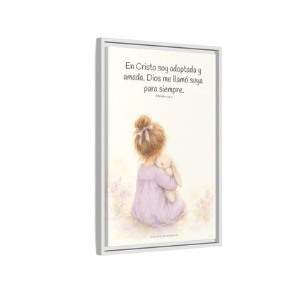 Soy hija amada de Dios en Cristo — Lienzo Cristiano Enmarcado | Efesios 1:4-5 — 16×24 pulgadas, marco blanco, vista lateral del marco flotante