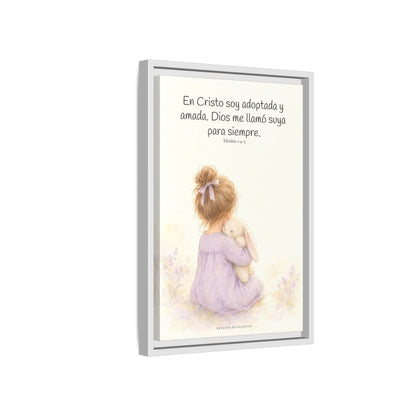 Soy hija amada de Dios en Cristo — Lienzo Cristiano Enmarcado | Efesios 1:4-5 — 12×18 pulgadas, marco blanco, vista lateral del marco flotante