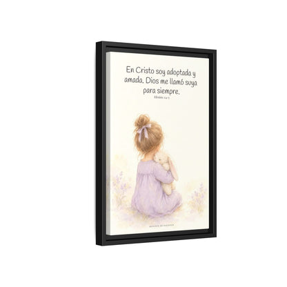 Soy hija amada de Dios en Cristo — Lienzo Cristiano Enmarcado | Efesios 1:4-5 — 12×18 pulgadas, marco negro, vista lateral del marco flotante