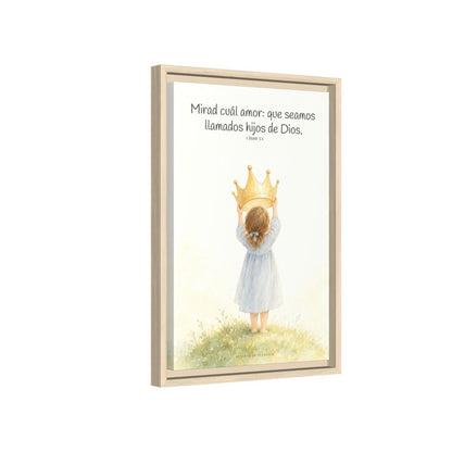 Soy hija amada de Dios — Lienzo Cristiano Enmarcado | 1 Juan 3:1 — 12×18 pulgadas, marco natural, vista lateral del marco flotante