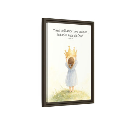 Soy hija amada de Dios — Lienzo Cristiano Enmarcado | 1 Juan 3:1 — 12×18 pulgadas, marco espresso, vista lateral del marco flotante