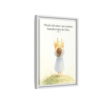 Soy hija amada de Dios — Lienzo Cristiano Enmarcado | 1 Juan 3:1 — 12×18 pulgadas, marco blanco, vista lateral del marco flotante