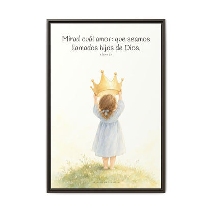 Soy hija amada de Dios — Lienzo Cristiano Enmarcado | 1 Juan 3:1 — 24×36 pulgadas, marco espresso, vista frontal