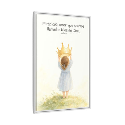 Soy hija amada de Dios — Lienzo Cristiano Enmarcado | 1 Juan 3:1 — 24×36 pulgadas, marco blanco, vista lateral del marco flotante