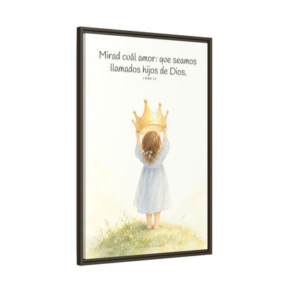 Soy hija amada de Dios — Lienzo Cristiano Enmarcado | 1 Juan 3:1 — 24×36 pulgadas, marco espresso, vista lateral del marco flotante